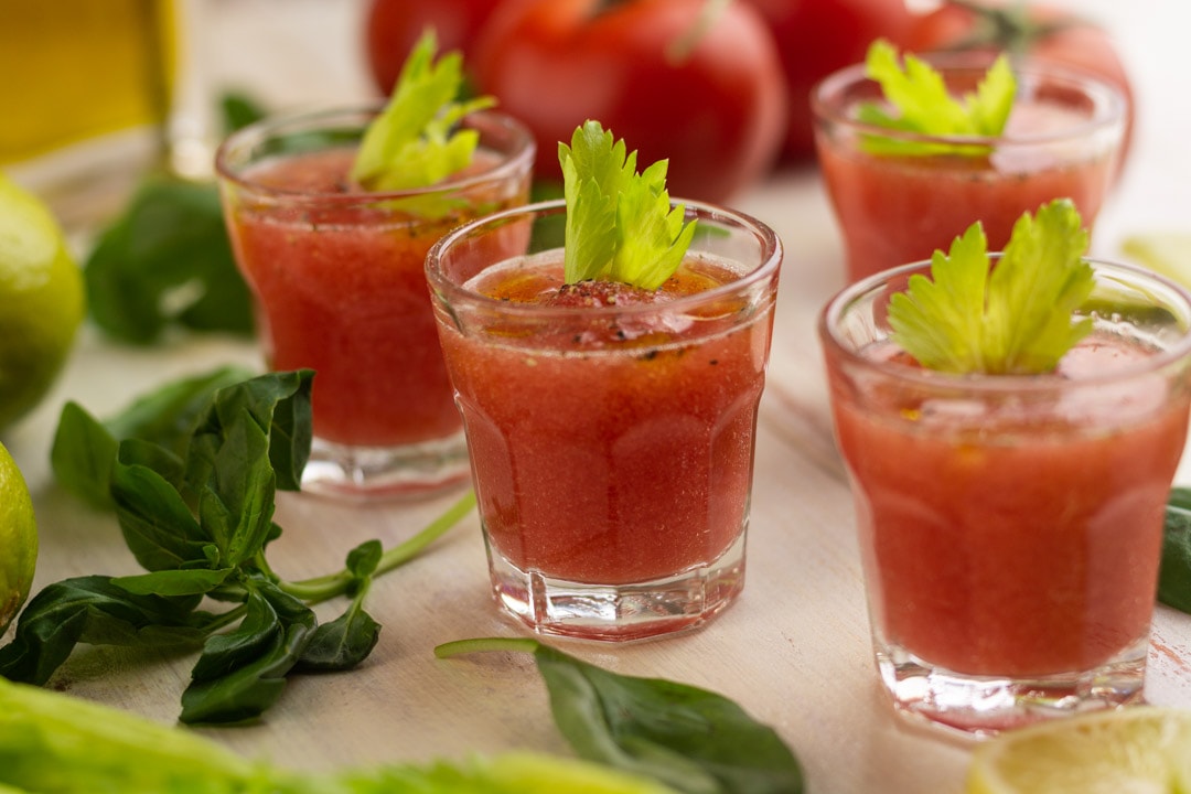 gazpacho con pomodoro in bicchierini di vetro